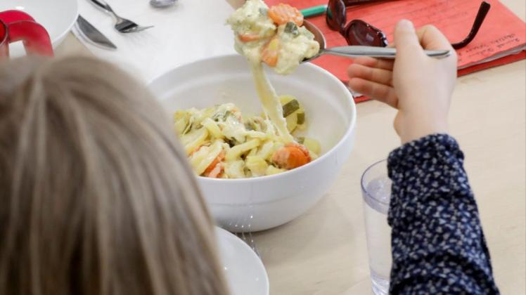 Eine warme Mahlzeit für Kinder soll unter anderem mit der Spende ermöglicht werden. (Symbolbild)