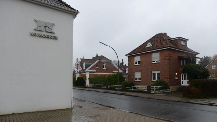 Das Wohngebäude gegenüber an der Alten Haselünner Straße 6 will das Bauunternehmen Hofschröer nach einem Umbau für Bürozwecke nutzen. Das Wohngebäude gegenüber an der Alten Haselünner Straße 6 will das Bauunternehmen Hofschröer nach einem Umbau für Bürozwecke nutzen.