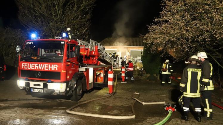 Die Feuerwehr in Walsrode hat einen Brand in den Lagerräumen eines Haushaltswarenladens gelöscht.