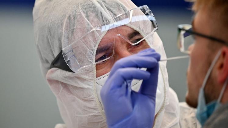 Die Gesundheitsämter haben dem Robert Koch-Institut (RKI) 14.054 neue Corona-Infektionen binnen 24 Stunden gemeldet