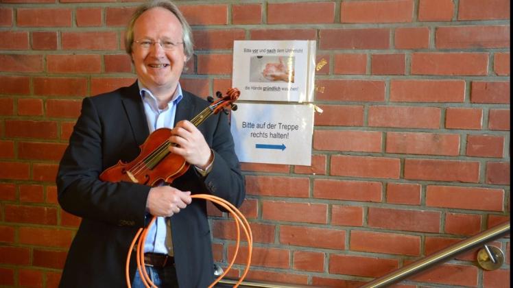 Mit Geige und internetfähigem Kabel auf dem Weg zum Unterricht: Musikschuldirektor Martin Nieswandt.