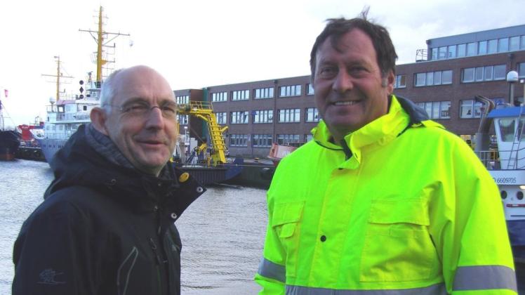 Gewerkschaftssekretär Peter Geitmann (r.), hier mit dem Rostocker Laeisz-Seebetriebsrat Jens Köhler am Kai des Fischereihafens, fordert ein Umdenken der Bundesregierung ein.