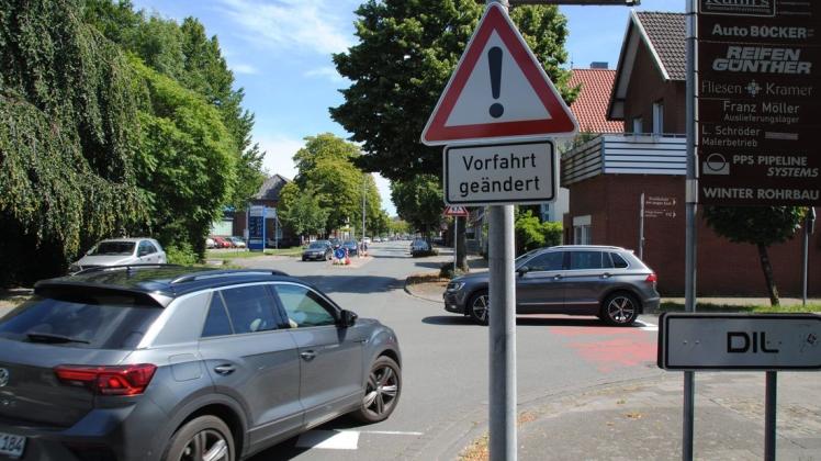 Durch die Einführung der Tempo-30-Zone auf dem inneren Stadtring in Quakenbrück hat sich im Sommer 2020 die Vorfahrtsregelung geändert, wie hier auf der Bahnhofstraße/Ecke Hindenburgstraße. Jetzt gilt die "Rechts vor links"-Regel (Archivfoto).
