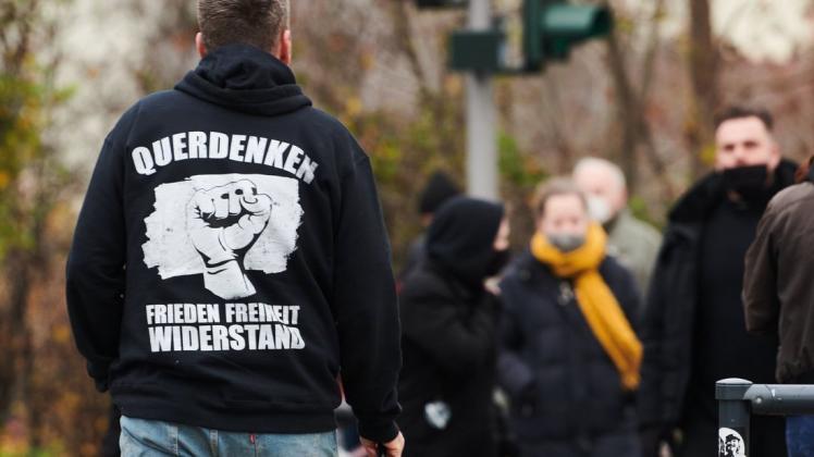 Die Verfassungsschützer sind der Meinung, dass die Bewegung "Querdenken 711" von Extremisten unterwandert ist.