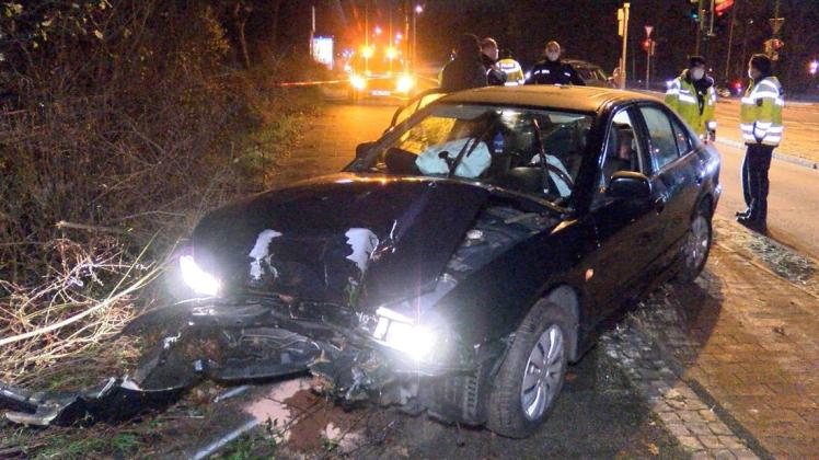 Eine Flucht vor einer Zollkontrolle ist am Dienstag in Bremen mit einem Unfall und einer Festnahme zu Ende gegangen. Eine Flucht vor einer Zollkontrolle ist am Dienstag in Bremen mit einem Unfall und einer Festnahme zu Ende gegangen.