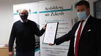 Guntram Sydow, von der Bundesagentur für Arbeit Schwerin, zeichnet Volker Rumstich für sein Engagement bei der Nachwuchsförderung aus.
