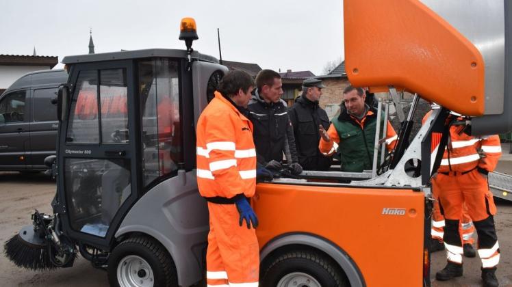 Einweisung: Die Mitarbeiter des Bützower Bauhofes machen sich mit ihrem neuen Einsatzfahrzeug vertraut.