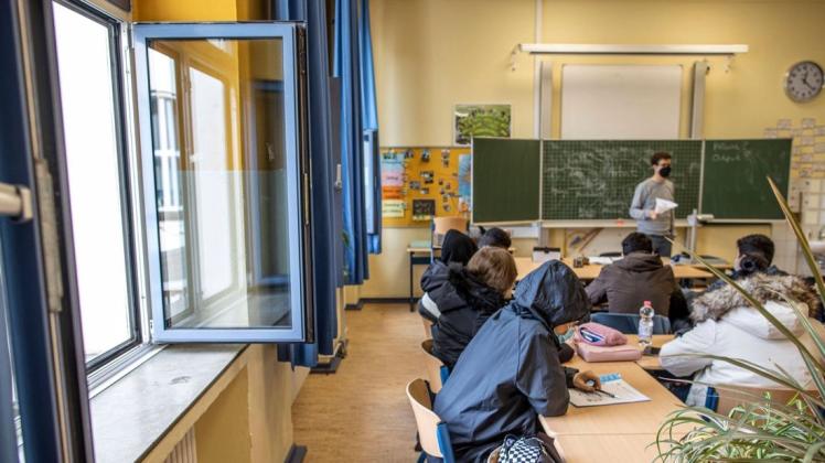 Alltag in deutschen Schulen: Die Fenster sind zum Lüften geöffnet und einige Schüler tragen Jacke und Schal.