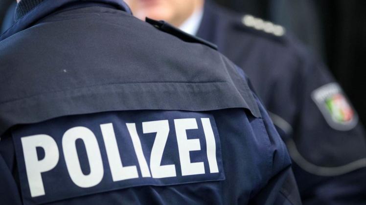 Polizisten haben am Dienstagabend ein Café in Bremen geschlossen, nachdem dort gegen die Corona-Verordnung verstoßen wurde.