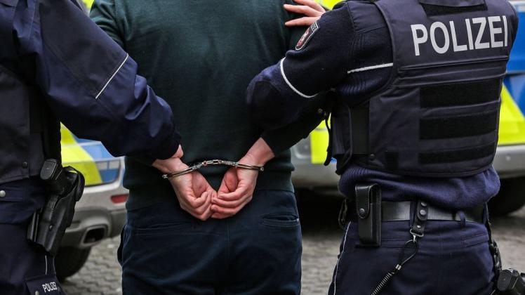 Die Polizei hat in der Nacht zu Dienstag eine fünfköpfige Einbrecherbande festgenommen. Sie soll für zahlreiche Taten in diesem Jahr in ganz Niedersachsen verantwortlich sein.