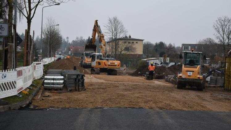Nach Absprache mit den Anwohnern wurde der erste Bauabschnitt mit Teilen des zweiten zusammengelegt. Deswegen sind die letzten Meter nicht wie geplant im Oktober fertig geworden. Nach Absprache mit den Anwohnern wurde der erste Bauabschnitt mit Teilen des zweiten zusammengelegt. Deswegen sind die letzten Meter nicht wie geplant im Oktober fertig geworden.