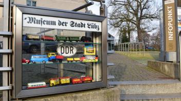 Das Lübzer Stadtmuseum und die Stadtinformation sind zur Zeit geschlossen. Allerdings wurde die Außenvitrine neu gestaltet.