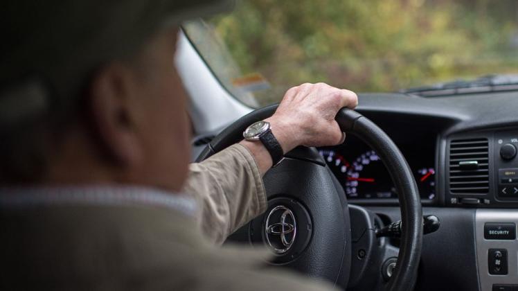 Ein 86-Jähriger ist drei Mal im Osnabrücker Südkreis Auto gefahren, ob wohl er seinen Führerschein zuvor freiwillig abgegeben hatte. (Symbolfoto)