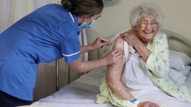 Die 95-jährige Ethel Jean Murdoch erhielt bereits eine erste Corona-Impfung.