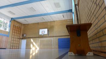 Für Ballsport ist die kleine Turnhalle in Merzen, die in den 1960er-Jahren gebaut worden, viel zu klein.