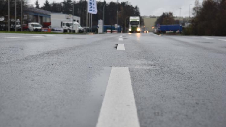 Zehntausende Lastwagen befahren die Industriestraße in Dörpen jährlich.
