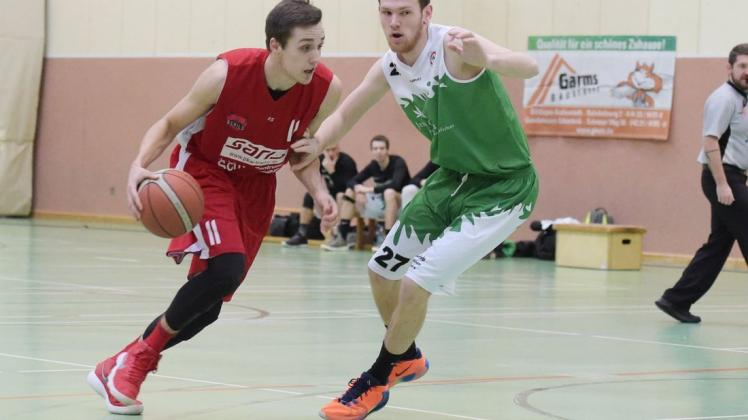Führungsspieler mit der Trikotnummer elf: Marco Mennebäck (links, in einem Heimspiel 2019/20). Er erzielte 35 Punkte im bisher einzigen Oberligaspiel des Delmenhorster TV in der Saison 2020/21. Führungsspieler mit der Trikotnummer elf: Marco Mennebäck (links, in einem Heimspiel 2019/20). Er erzielte 35 Punkte im bisher einzigen Oberligaspiel des Delmenhorster TV in der Saison 2020/21.