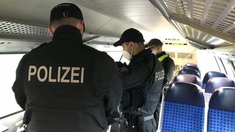 Vier Bundespolizisten begleiten den Zug von Bremen nach Hannover an diesem Tag.