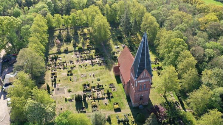 Friedhöfe haben es immer schwerer, gegen Seebestattungen und Friedwälder anzukommen. Hier ein kirchlicher Friedhof in Dreveskirchen, Mecklenburg.