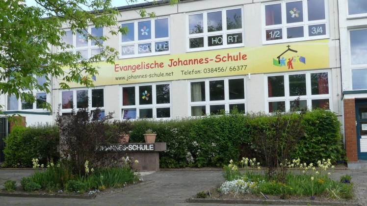 Mit der großzügigen Spende will die Schulleitung der Johannes-Schule in Langhagen die Erneuerung der Heizanlage finanzieren.