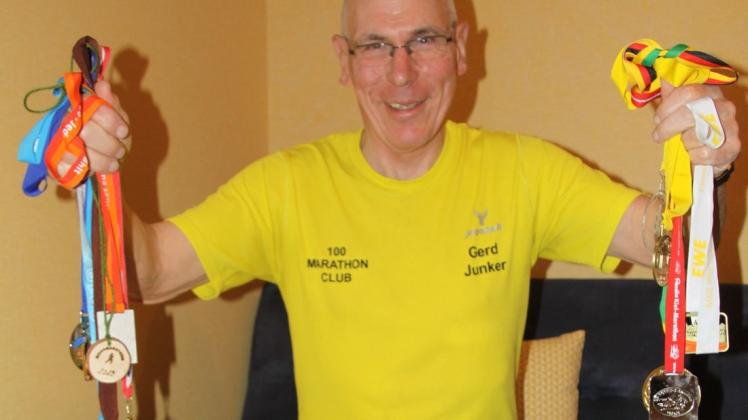 Den 750. Marathon vor Augen: Gerd Junker in einem seiner unzähligen Lauf- und Finisher-Shirts sowie mit einigen seiner Finisher-Medaillen.
