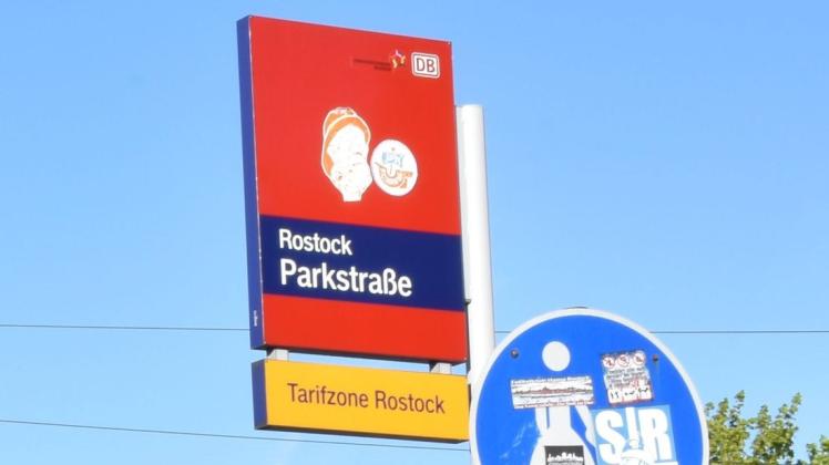 An der Bushaltestelle S Parkstraße in Rostock wird am Sonnabend asphaltiert. Es kommt zu einer Verlegung der Haltestelle.