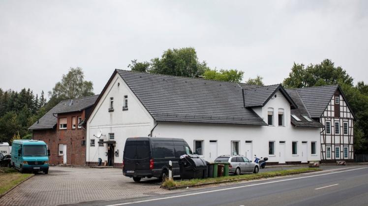 Auf dem Gelände dieses ehemaligen Gasthofs kam es Ende September zu einer Massenschlägerei. Zusätzlich zu den vier Hauptverdächtigen konnten jetzt drei weitere Tatverdächtige ermittelt werden. Auf dem Gelände dieses ehemaligen Gasthofs kam es Ende September zu einer Massenschlägerei. Zusätzlich zu den vier Hauptverdächtigen konnten jetzt drei weitere Tatverdächtige ermittelt werden.