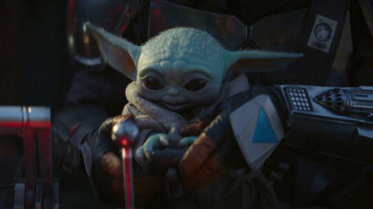 Die Figur "Das Kind" (Baby Yoda) in einer Szene aus "The Mandalorian". Mit der ersten realen "Star Wars"-Serie feiert Disney einen großen Erfolg. 2021 soll zwei neue "Star Wars"-Filme entstehen.