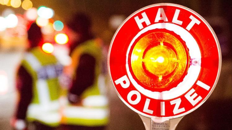 Die Polizei hat am Donnerstagmorgen einen sturzbetrunkenen Sattelzugfahrer in Deichhorst aus dem Verkehr gezogen. Die Polizei hat am Donnerstagmorgen einen sturzbetrunkenen Sattelzugfahrer in Deichhorst aus dem Verkehr gezogen.