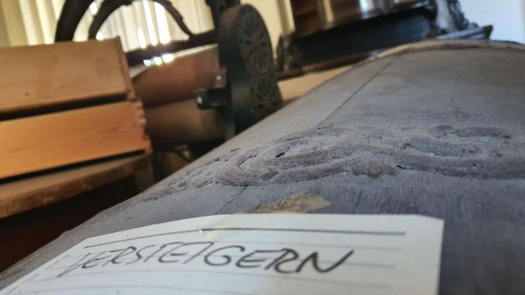 Staubig mit ein paar Macken stehen diese antiken Stücke gerade in Boizenburg zur Auktion und rufen damit Unmut hervor. Staubig mit ein paar Macken stehen diese antiken Stücke gerade in Boizenburg zur Auktion und rufen damit Unmut hervor.