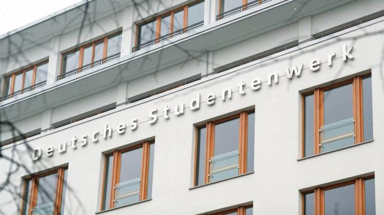 Das Deutsche Studentenwerk fordert vom Bund umfassende finanzielle Unterstützung in Form eines Hochschulsozialpaktes. 3,5 Milliarden Euro sollen für Mensen, Wohnheime und Nachhaltigkeit zur Verfügung gestellt werden. Auch für das Bafög fordert man für 2021 eine grundlegende Form.