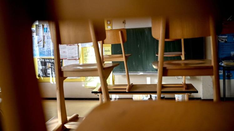 Stühle sind in einem Klassenzimmer einer Grundschule hochgestellt. Der Schulbetrieb steht während der Corona-Krise vor großen Herausforderungen. Stühle sind in einem Klassenzimmer einer Grundschule hochgestellt. Der Schulbetrieb steht während der Corona-Krise vor großen Herausforderungen.
