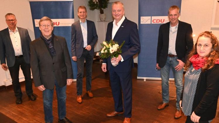 Die Ganderkeseer CDU hat mit Stephan Neitzel (Mitte, mit Blumenstrauß) einen neuen Chef. Erste Gratulanten waren (von links) der Kreisvorsitzende Dirk Vorlauf, Ehrenvorsitzender Hans-Heinrich Hubmann, Fraktionsvorsitzender Ralf Wessel sowie die neuen stellvertretenden Vorsitzenden Cord Schütte und Ilda Grütner.
