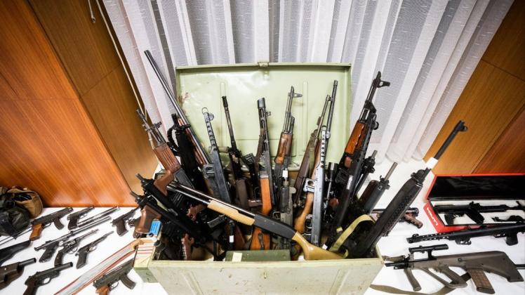 Die beschlagnahmten Waffen wurden im Rahmen einer Pressekonferenz der Landespolizeidirektion Wien gezeigt.