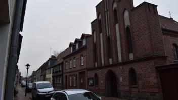 Der eigentümliche Ziegelbau in der Goldberger Jungfernstraße wurde einst für die jüdische Gemeinde errichtet, später zog die katholische Kirche in das Gotteshaus ein.