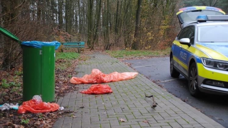 In einem Mülleimer auf einem Parkplatz an der Ankumer Straße fand die Polizei blutverschmierte Folien.