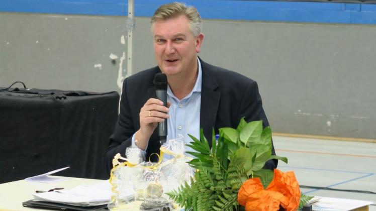 Letzte Amtshandlung als Ratsvorsitzender: Roland Hemsath führte noch einmal souverän durch die Ratssitzung. Dann hieß es, nach mehreren Jahrzehnten in der Bad Laerer Kommunlapolitik, offiziell Abschied nehmen. Letzte Amtshandlung als Ratsvorsitzender: Roland Hemsath führte noch einmal souverän durch die Ratssitzung. Dann hieß es, nach mehreren Jahrzehnten in der Bad Laerer Kommunlapolitik, offiziell Abschied nehmen.