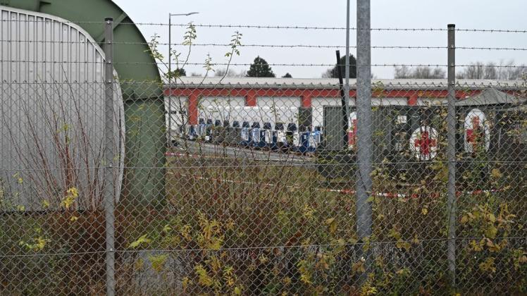 In der Artland-Kaserne in Quakenbrück soll das zentrales Lager für den Corona-Impfstoff in Deutschland eingerichtet werden.
Zentrales Impfstofflager Quakenbrück,
Bundeswehr Depot ,
14.12.2020, Quakenbrück, In der Artland-Kaserne in Quakenbrück soll das zentrales Lager für den Corona-Impfstoff in Deutschland eingerichtet werden.
Zentrales Impfstofflager Quakenbrück,
Bundeswehr Depot ,
14.12.2020, Quakenbrück,