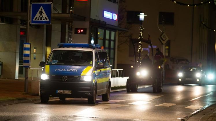 Mit Polizeibegleitung fuhr am Montagabend ein Autokorso durch die Meller Innenstadt. Auch Trecker waren dabei.