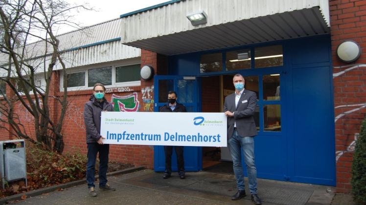 Erleichtert, dass das Impfzentrum Delmenhorst rechtzeitig startklar ist: (v.li.) Corona-Krisenstabsleiter Rudolf Mattern, der für Katastrophenschutz zuständige Fachdienstleiter Holger Klein-Dietz und der örtliche DRK-Geschäftsführer Michael Pleus.