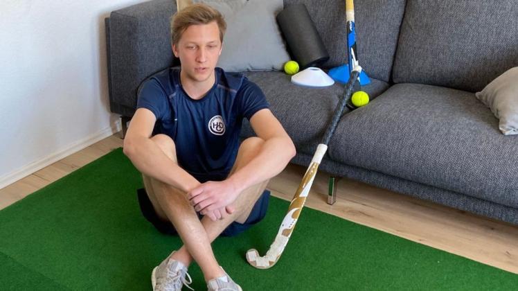 Hockey-Training in den eigenen vier Wänden: Nils Hübner,Jugendkoordinator des HC Delmenhorst, organisiert viele Aktivitäten.