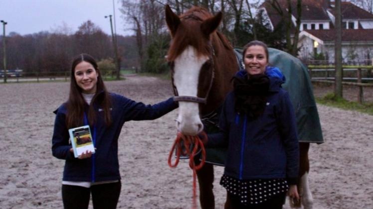 Paulina Rottmann (links) und Sophia Eberhardt haben das Crowdfunding initiiert. Fabergé le Cinèstar, das Pferd der 1. Voltigiermannschaft des RV Grüppenbühren, ziert das Deckblatt des Fotokalenders, den sich Spender sichern können.