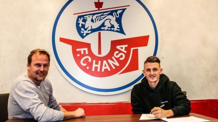 Defensivmann Nico Neidhart (rechts, hier mit dem Sportlichen Leiter Martin Pieckenhagen) hat seinen Vertrag beim FC Hansa bis 2024 verlängert. Defensivmann Nico Neidhart (rechts, hier mit dem Sportlichen Leiter Martin Pieckenhagen) hat seinen Vertrag beim FC Hansa bis 2024 verlängert.