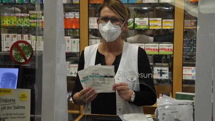 Pharmazieingenieurin Andrea Dohnert mit FFP2-Maske, die sie gestern an die Patienten der Prignitz-Apotheke in Perleberg ausgab.