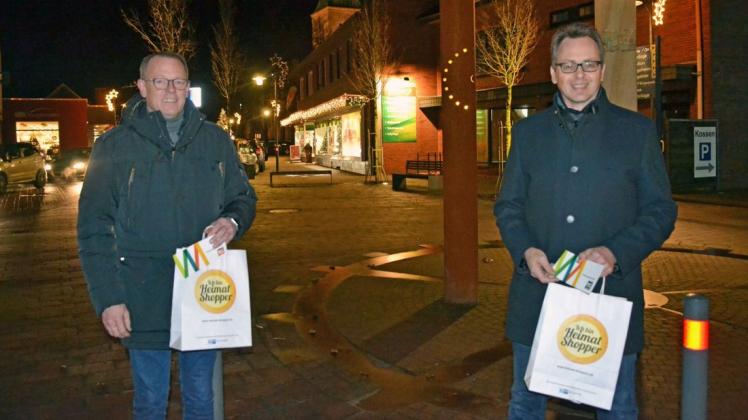 Unterstützen die Gutschein-Aktion des HGV: Bürgermeister Daniel Thele (links) und Stadtdirektor Ludger Kewe.