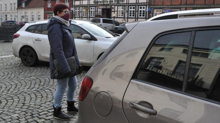 Falschparker im Blick: Politesse Angelika Dreßler belässt es in diesem Fall am Dienstag auf dem Sternberger Marktplatz bei einer mündlichen Verwarnung.