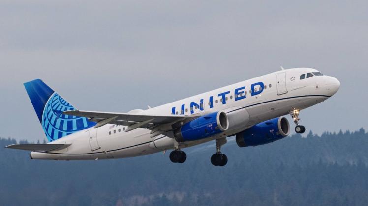 Die Fluggesellschaft United Airlines hat eine Familie aufgrund eines Verstoßes gegen die Maskenpflicht aus ihrem Flieger verbannt.