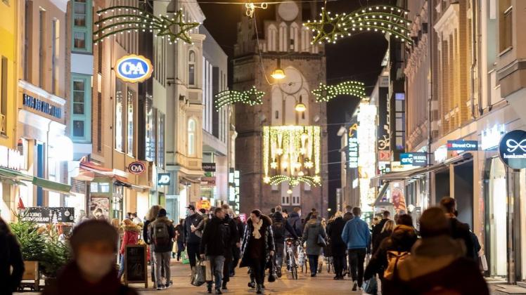 Am Dienstag öffneten viele Geschäfte in der Rostocker Innenstadt  das letzte Mal bis vorerst 10. Januar.