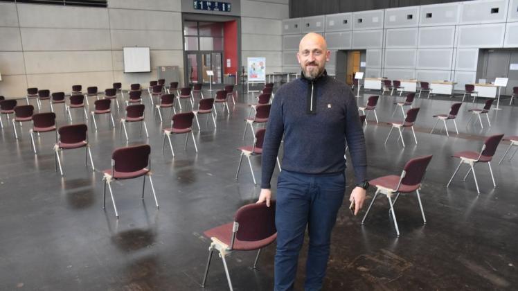 Noch sind die Stühle im Impfzentrum der Hansestadt in der Hanse Messe in Schmarl alle unbesetzt. Jedoch sind laut Impfmanager Thomas Rux alle Vorbereitungen für einen zügigen Ablauf getroffen, sobald das Vakzin bereit steht.