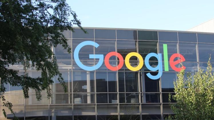 Mächtig, mächtiger, Mountain View: Das Logo von Google an der Fassade des Hauptsitzes des Mutterkonzerns Alphabet.